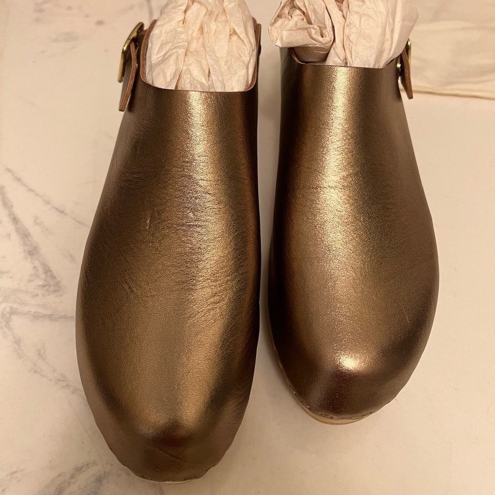 Bryr Suzie Closed Toe, Special Order Mid-Heel, Champagne Metallic Clog.